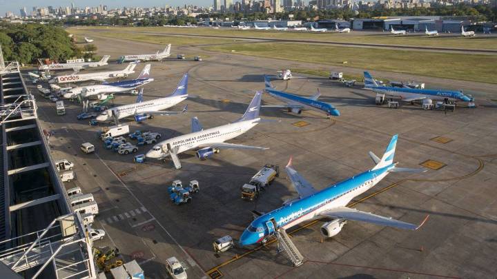 Viajes al exterior en alza y desplome del turismo interno: Cifras récord en julio