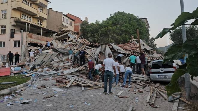 Sismo de magnitud 6.1 causa daños en provincia turca de Balikesir