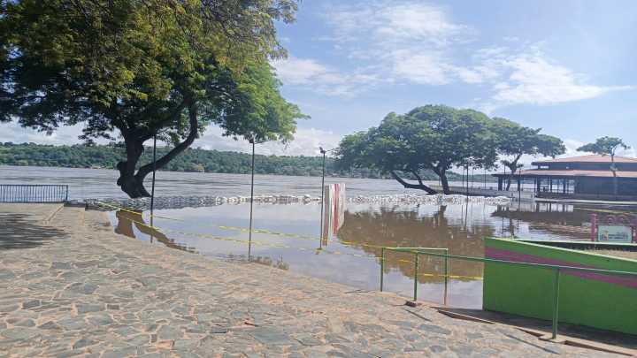 Cierran comercios en Ciudad Bolívar por crecida del Orinoco