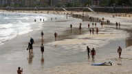 Dos leoneses se enfrentan a los socorristas de Gijón en la playa de San Lorenzo
