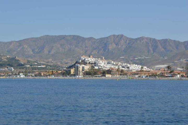 Levantan recomendación de evitar baño en la playa de la Charca de Salobreña