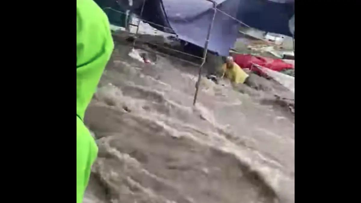 Tianguistas arrastrados por la corriente en Solidaridad II durante la tormenta del 17 de agosto en Aguascalientes