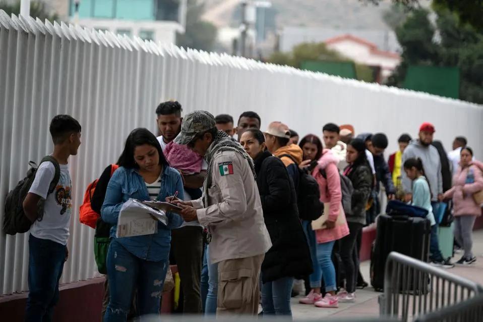 Texas está alcanzando a California en número de inmigrantes ilegales, según datos de Pew