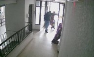 Sorpresivo robo en 9 y 49: entraron como si nada y se llevaron el televisor de un departamento