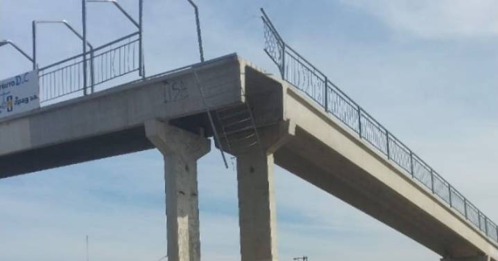 Dos personas se cayeron en moto de un puente peatonal sobre la Ruta 22 en Regina: cuál es su estado de salud