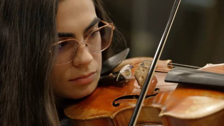De Barquisimeto a Wembley: La historia de la violinista venezolana que brilla con Coldplay