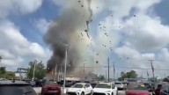 Auto embistió veterinaria y causó fuerte explosión en EU 🎦