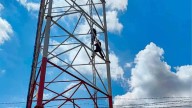 Rescatan a adolescente que intentaba arrojarse desde antena en Reynosa