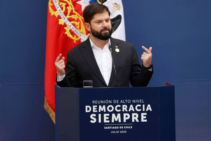 Boric critica a Trump por presión a Smithsonian: La democracia en EE.UU. se socava día a día