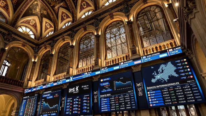 El Ibex se despide de los 15.000 puntos y limita su subida en agosto al 3,9%