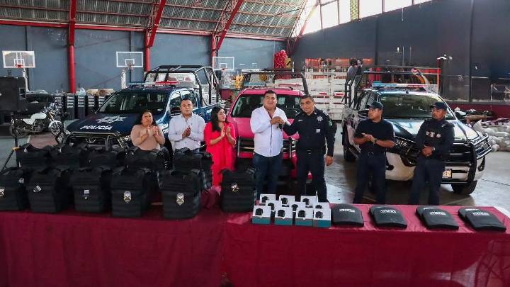 Policía municipal de Ixtaczoquitlán recibe equipamiento y patrullas nuevas