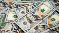 El dólar oficial cerró a $1360 y anotó la primera baja mensual durante el gobierno de Javier Milei