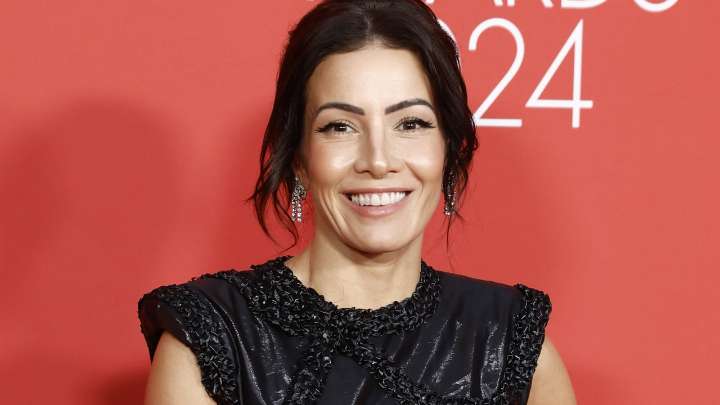 Virginia Troconis se marca un lookazo en Marbella con vestido de punto de la firma francesa Sandro y bailarinas de rejilla