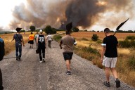 El fuego vuelve a la sierra de la Culebra, el epicentro de los incendios en 2022: “¿Alguien sabe rezar? Que rece lo que sepa”