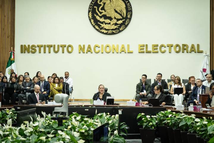 El INE levanta la mano para participar en la redacción de la reforma electoral de Sheinbaum