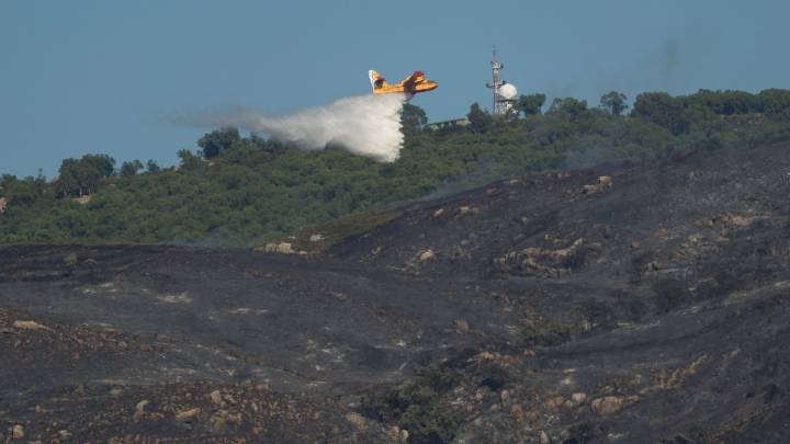 El Infoca da por "extinguido" el peligroso incendio forestal de Tarifa