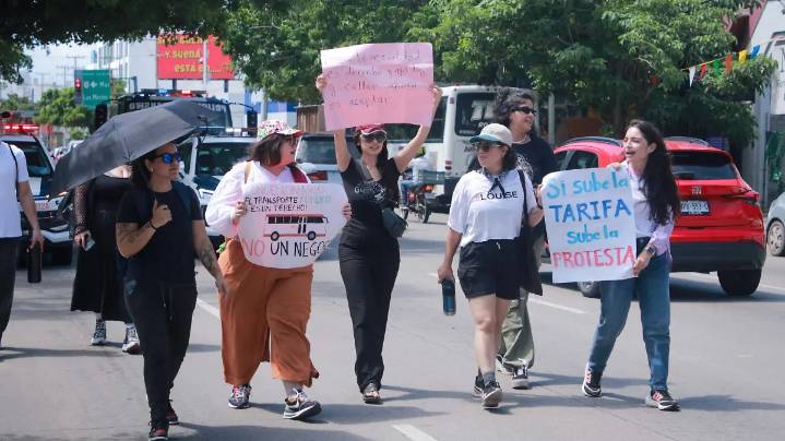 Culichis se manifiestan para exigir mejoras en el transporte público