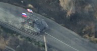 Registran un tanque con banderas de Rusia y de EE.UU. recorriendo campo de batalla en Ucrania