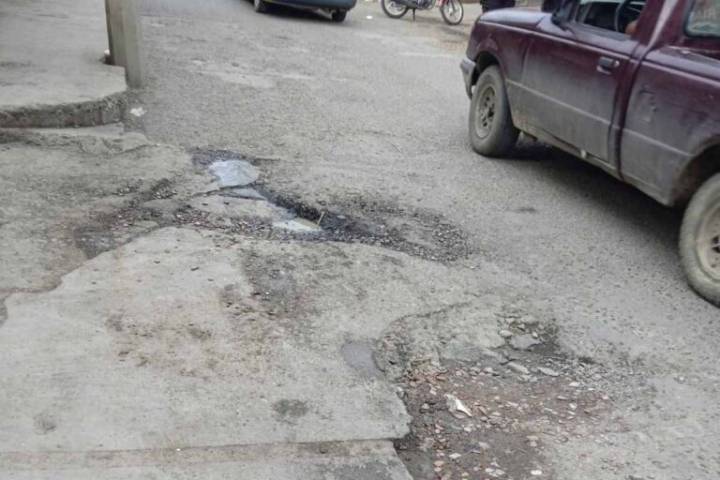 Por baches, piden vecinos de Huejutla la rehabilitación de la calle Constitución