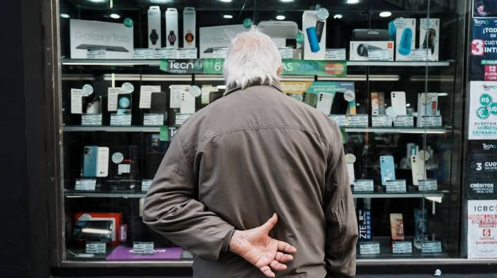 El consumo creció en julio impulsado por autos y préstamos, pero los bienes básicos siguieron sin repuntar
