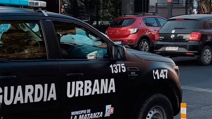 Una mujer fue asesinada delante de su hijo por delincuentes que les robaron el auto