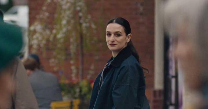 Emmys 2025: Jenny Slate Tops Herself in ‘Dying for Sex’