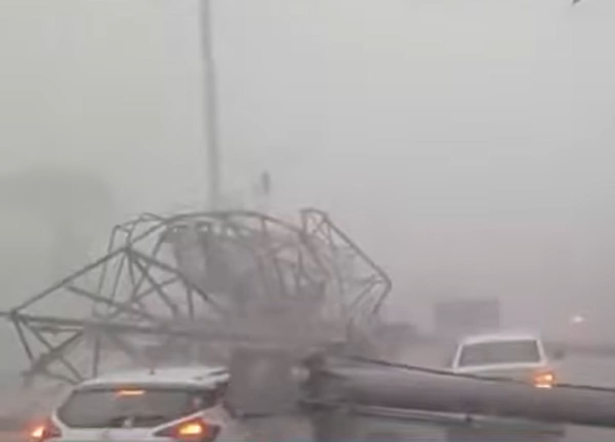 Fuertes vientos. Impresionante accidente en México: el momento en que un cartel gigante aplasta a un auto en plena tormenta