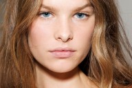 El truco de maquillaje clave para un contorno de ojos perfecto