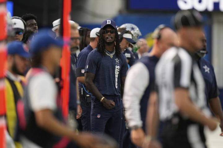 CeeDee Lamb takes big hit from sprinting official while WR is in street clothes on the sideline
