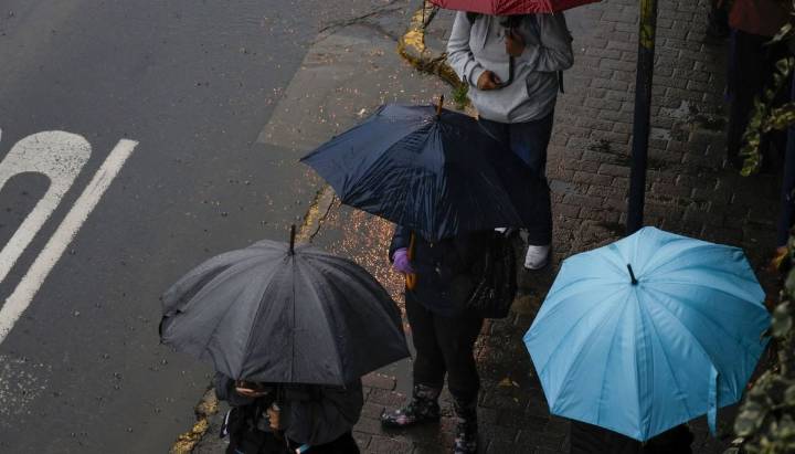 Lluvia, tormentas y "todo el día": lo que viene este viernes en Santiago