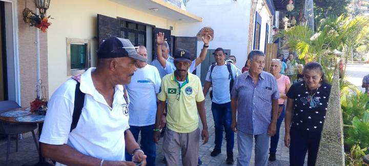 Jubilados de la alcaldía claman por sus bolsas de alimentos