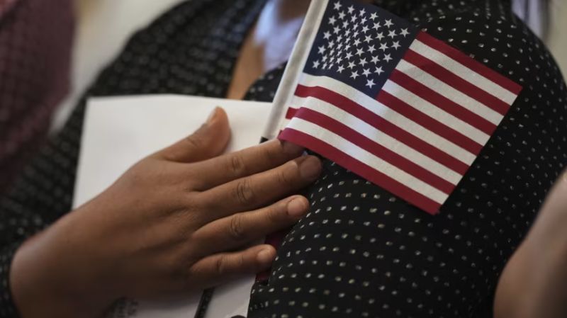 EE.UU. examinará solicitudes de inmigración por "antiestadounidenses", una medida que los críticos comparan con el macartismo