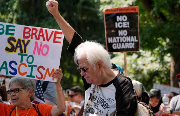 Gobierno de Trump suspende protección temporal para 60 mil migrantes