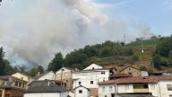 Temible incendio en Cangas del Narcea, con varios pueblos y el santuario de El Acebo en riesgo: "Esto mete miedo"