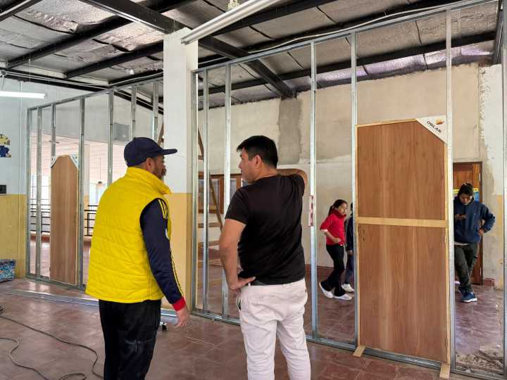 Aguaray: Avanzan los trabajos de acondicionamiento de un aula en la Escuela Joffré Tejerina Rodas
