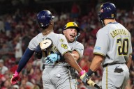 Andruw Monasterio se pone la capa de héroe y la da la victoria a los Cerveceros con jonrón