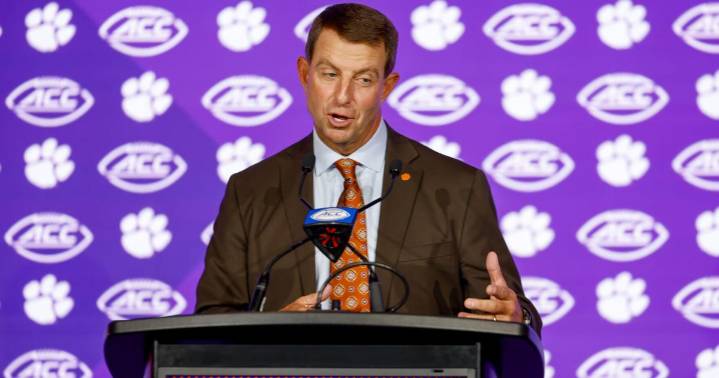 Swinney, Kelly disagree on college football preseason games