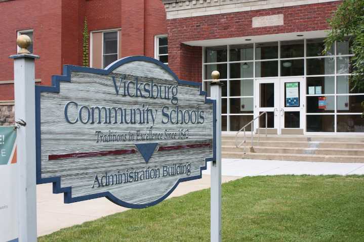 Vicksburg schools using signal-blocking pouches to keep students off phones