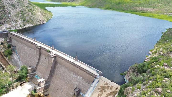Desfogue contribuyó a limpiar el lirio de la presa San José, asegura Galindo