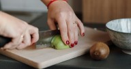 Tosta de humus de aguacate, berenjena y bacalao ahumado: receta fácil y deliciosa para sorprender a tus invitados
