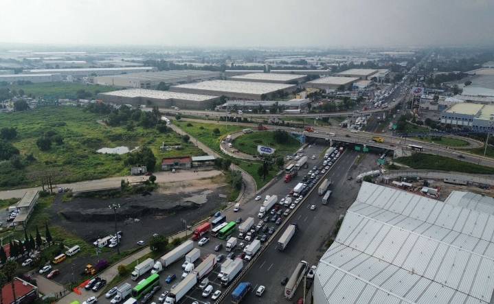 Vecinos de Tultitlán toman caseta de la México-Querétaro; exigen regularización de predios