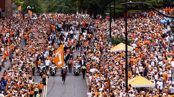UT students have high hopes for season opener against Syracuse