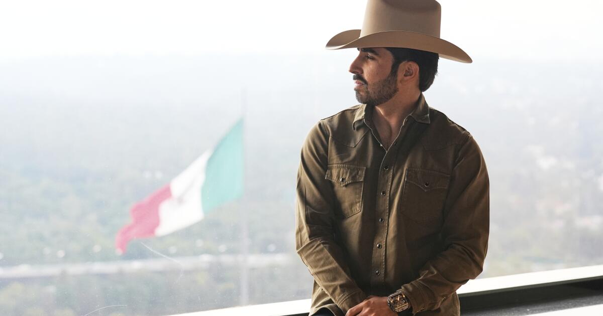 Joss Favela hace crecer su círculo de amigos en nuevo EP lleno de colaboraciones