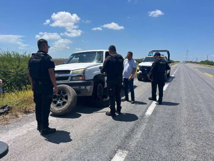 Guardia Estatal brinda apoyo a familia varada en la Carretera Federal 101