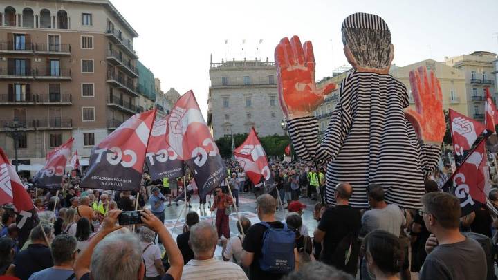 Miles de personas vuelven a exigir la dimisión de Mazón en la décima protesta tras la dana