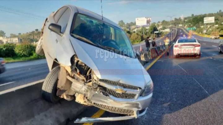 VEHÍCULO QUEDÓ ARRIBA DE LA BARRA DE CONTENCIÓN EN LA CARRETERA MÉXICO