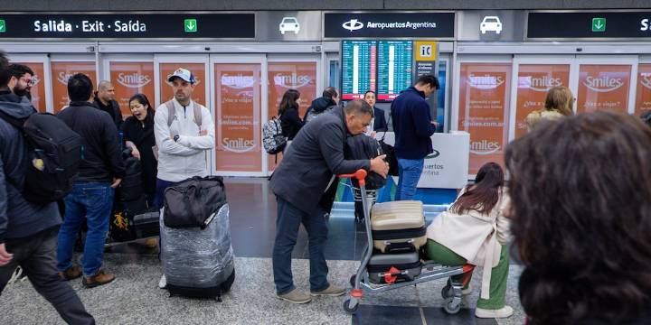 Paro de controladores aéreos: el cronograma de medidas de fuerza que interrumpirán vuelos en agosto