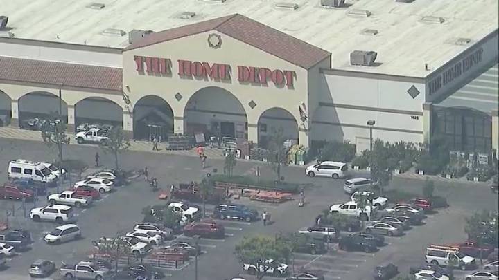 Un hombre murió tras intentar huir de una redada inmigratoria en un Home Depot en Los Ángeles
