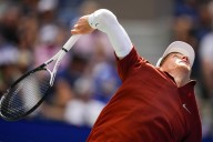 Wimbledon champions Jannik Sinner and Iga Swiatek get off to good starts at the US Open