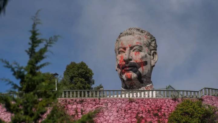 Vandalizan cabeza de Adolfo López Mateos en la UAMex